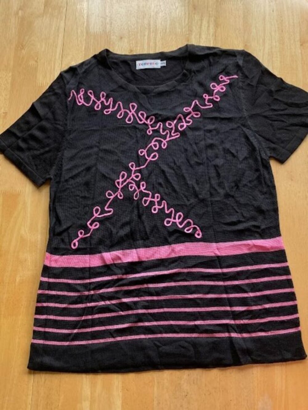 K-0002 Short-sleeved shirt featuring wavy pattern accents and a retro Y2K style
